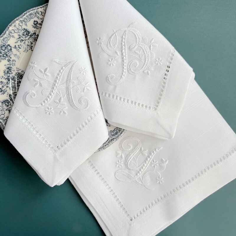 ผ้าเช็ดปากปักอักษรย่อ ผ้าเช็ดป - Monogrammed Handkerchief บทวิจารณ์และราคา